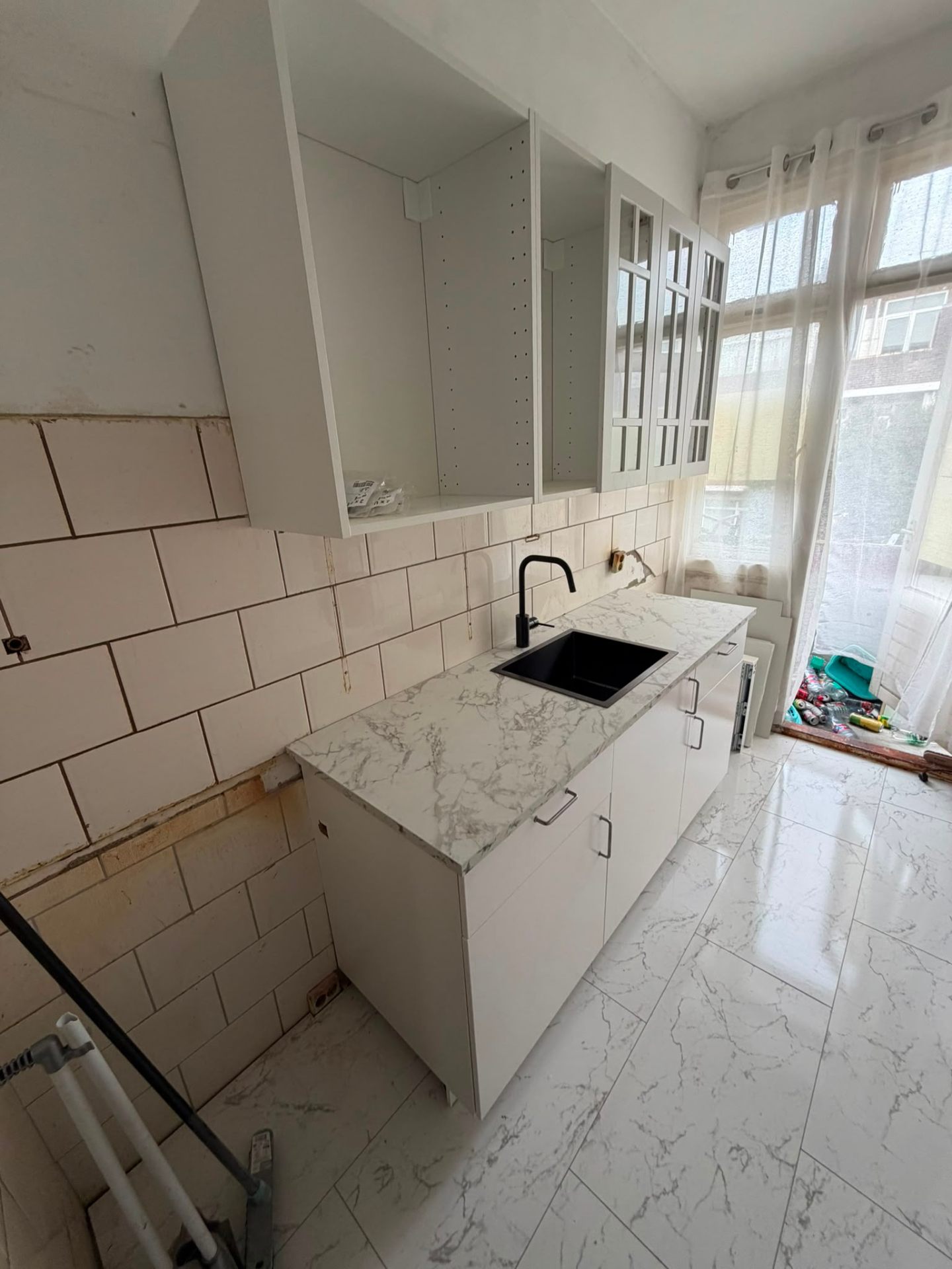 Afgeronde keukenrenovatie met marmer werkblad