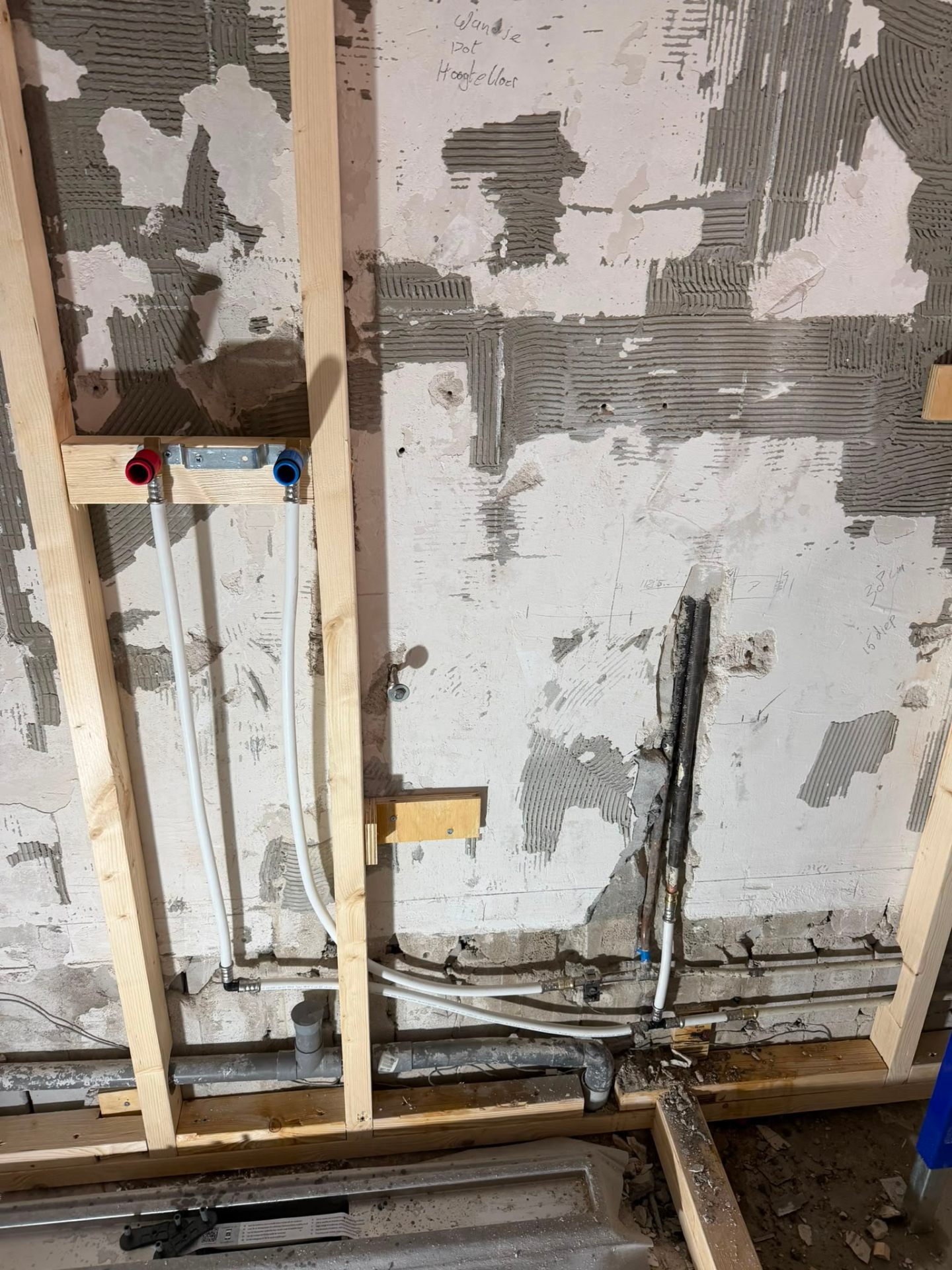 Installatie waterleidingen in houten wandframe