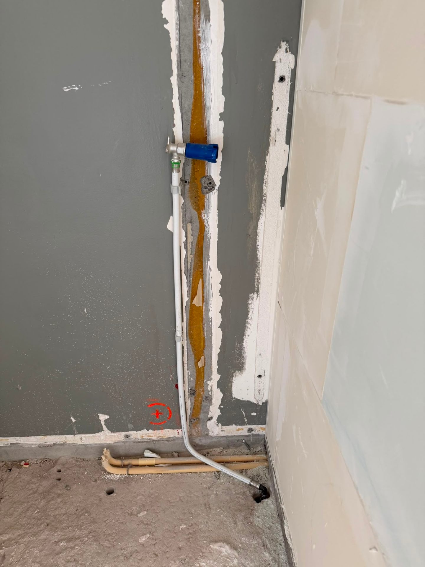 Loodgieterswerk — nieuwe waterleiding in wand door Rovari