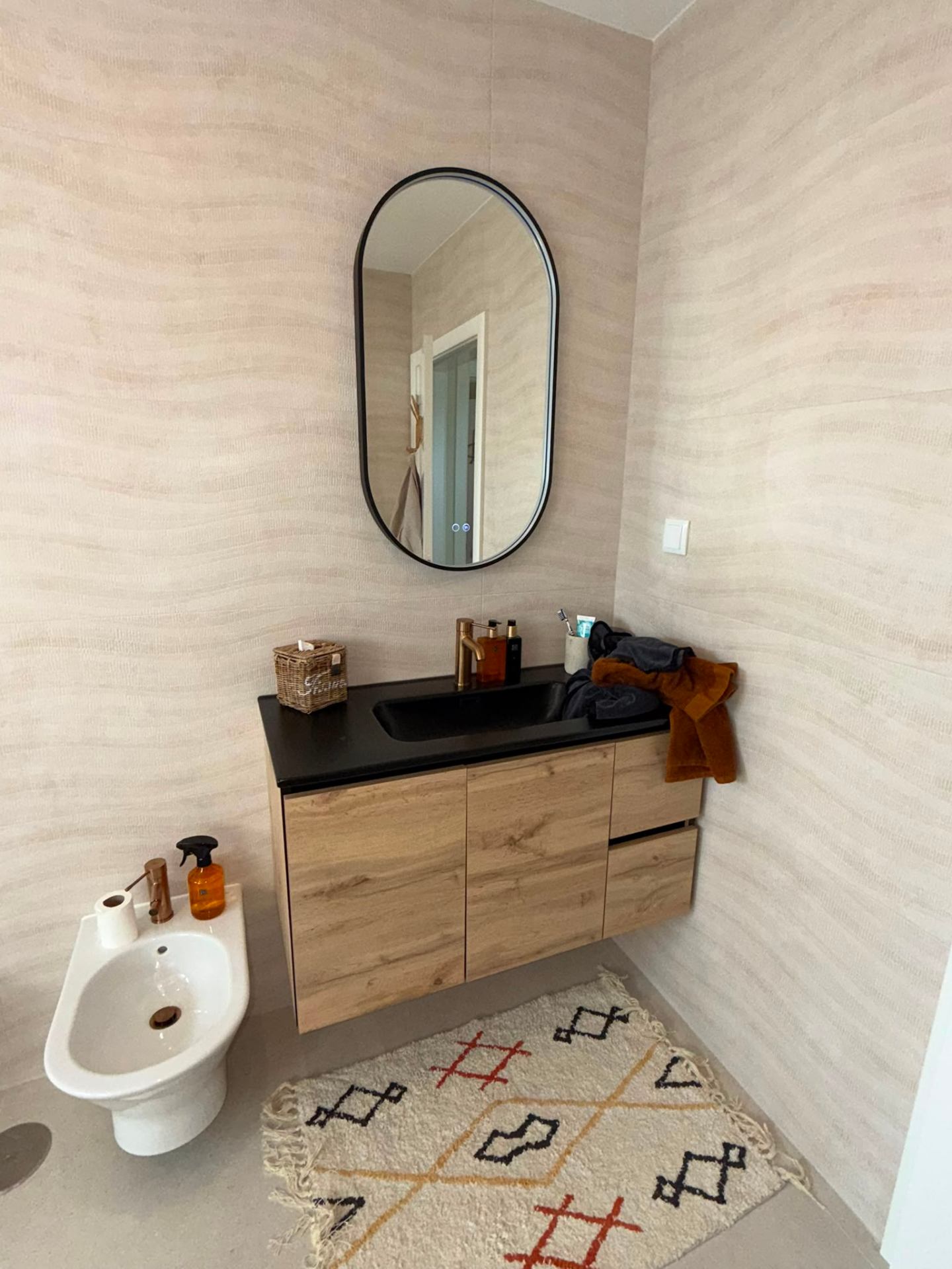 Wastafelmeubel met bidet en zwart blad