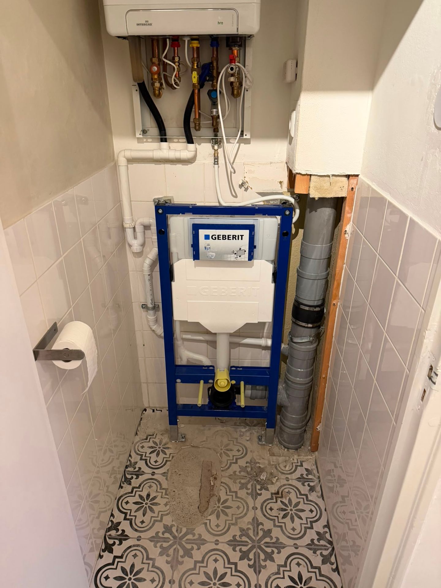 Installatie Geberit inbouwreservoir en CV-aansluiting